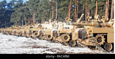 TRZEBIEN, Polen - M1A2 Abrams Panzer vom 1. Battalion, 68th Armored Regiment, 3. gepanzerte Brigade, 4 Infanterie Division sitzen in einem Motor Pool nach einem rungenwagen Eisenbahn Jan. 11, 2017 ausgelagert wird. Die Fahrzeuge wurden aus dem Hafen von Bremerhaven verschifft, Deutschland Am 6. Sie werden von den Soldaten benutzt werden, da sie die Ausbildung in Osteuropa verhalten als Teil der Operation "Atlantic lösen. Rotierende US-Einheiten durch das europäische Theater an der Ferse - - toe rotation Übungen unsere Fähigkeit, schnell zu montieren, macht die Soldaten mit ihren internationalen Kollegen während Stockfoto