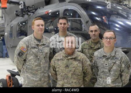 NC-Army National Guard LUH - 72 Lakota Crew, in Morrisville, NC vor ihrer Flugzeuge. Diese Mannschaft, als ein Teil von North Carolina Hubschrauber und Aquatic Rescue Team, in der Nacht, im Winter Wetter verlegt die zwei verlorenen Wanderer mit thermischen Identifikation Ausrüstung, am Samstag, dem 7. Januar 2017 Im glänzenden Rock Wilderness Area der westlichen NC. (L-R Chief Warrant Officer 3 Josua McMinn - Pilot in Command, Kapitän Christopher Arndt-Pilot, Johannes Vislavsy-Maintainer, Staff Sgt. Michael Mercier-Maintainer, Sgt. Joshua Johner-Betreuer und Mitarbeiter Sgt. Charles Woodruff-Crew (nicht abgebildet Stockfoto