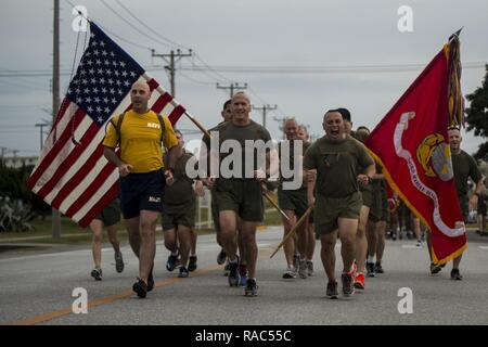 Generalmajor Richard L. Simcock II, Kommandierender General der 3. Marine Division, läuft mit seinem Marinesoldaten und Matrosen vor seiner Änderung der Befehl auf Camp Hansen, Okinawa, Japan, Jan. 12, 2017. Die run feierte die Leistungen von jeder Abteilung Marine und Sailor während der Zeit Simcock ist im Befehl. Stockfoto