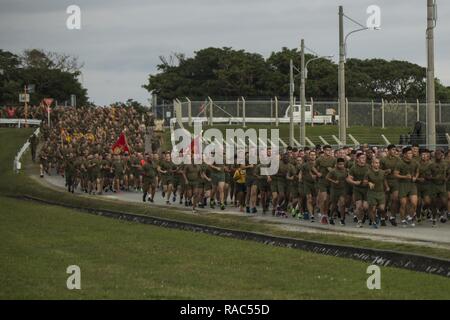 Rund 3.500 Marinesoldaten und Matrosen mit 3Rd Marine Division mit den kommandierenden General Generalmajor Richard L. Simcock II vor seinem Wechsel der Befehl auf Camp Hansen, Okinawa, Japan, Jan. 12, 2017. Die run gefeiert, um die Errungenschaften der 3rd Marine Division während der Ausführung des Befehls Simcock. Stockfoto