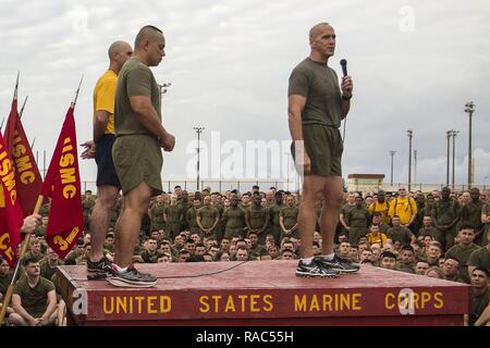 Generalmajor Richard L. Simcock II, Kommandierender General der 3. Marine Division, Adressen rund 2.500 Marinesoldaten und Matrosen nach einer Division große Motivation beim Camp Hansen, Okinawa, Japan, Jan. 12, 2017. Simcock, ein Eingeborener von San Mateo, Kalifornien, lobte die Leistungen der einzelnen Marine und Sailor der Division während seiner Zeit in der Kommando- und dankte ihnen für ihren Dienst. Stockfoto