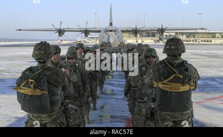 CAMP ADAZI, Lettland - Fallschirmjäger zu ausgewählten Unternehmen, 2.BATAILLON, 503Rd Infanterie Regiment, 173Rd Airborne Brigade zugeordnet, bereiten Sie an Bord einer C-130 Hercules Flugzeuge während ein Betrieb vom Internationalen Flughafen Riga in Riga, Lettland, Jan. 11, 2017 abfliegen. Frost geschliffen die Fallschirmjäger' Fähigkeit, Vorgänge in rauen Umgebungen zu leiten und zur Unterstützung der Lettischen Kräfte. Die 'Sky Soldaten des 2 Mrd., 503Rd Inf. Regt. sind auf einem Training Rotation zur Unterstützung der Operation Atlantic lösen, einem US-amerikanischen LED-aufwand in Osteuropa, die das US-Engagement für die Coll zeigt Stockfoto