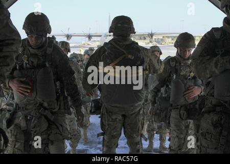 CAMP ADAZI, Lettland - Fallschirmjäger zu ausgewählten Unternehmen, 2.BATAILLON, 503Rd Infanterie Regiment, 173Rd Airborne Brigade, Vorstand der C-130 Hercules Flugzeuge während ein Betrieb vom Internationalen Flughafen Riga in Riga, Lettland, Jan. 11, 2017 Abflug zugewiesen. Frost geschliffen die Fallschirmjäger' Fähigkeit, Vorgänge in rauen Umgebungen zu leiten und zur Unterstützung der Lettischen Kräfte. Die 'Sky Soldaten des 2 Mrd., 503Rd Inf. Regt. sind auf einem Training Rotation zur Unterstützung der Operation Atlantic lösen, einem US-amerikanischen LED-aufwand in Osteuropa, die zeigt US-Engagement für die kollektive Secu Stockfoto