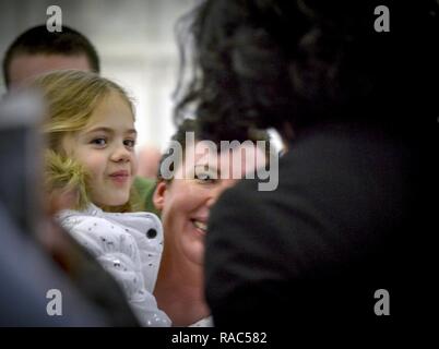 Ein Kind und Tochter eines 89th Airlift Wing Airman lächelt der First Lady Michelle Obama, als sie Abschied Gebote für die Luftwaffe und wählen Sie die Einheiten, die Sie mit globalen Luftbrücke unterstützt seit Präsident Barack Obama die Aufgaben der Oberbefehlshaber davon ausgegangen, bei Joint Base Andrews, Maryland, Jan. 11, 2017. Die 89Th Airlift Wing ermöglicht die nationalen Interessen durch Global Transportation für Ältere die amerikanische Führung, so dass Sie und während der zuverlässige, vernetzten und globalen Luftbrücke geschützt bequem. Stockfoto