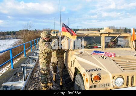 Deutsche und Polen Grenze - Soldaten der 3. Brigade Combat Team, 4 Infanterie Division in Fort Carson, Colorado, mount eine deutsche Flagge vor einer Fahne exchange Zeremonie an der deutschen und polnischen Grenze, Jan. 12, 2017. Dieser Einsatz ist der Beginn der back-to-back Drehungen von gepanzerten Brigaden in Europa als Teil der Atlantischen lösen. Die Fahrzeuge und Ausrüstungen, in Höhe von insgesamt mehr als 2.700 Stücke, wird Polen für die Zertifizierung vor der Bereitstellung in Europa für den Einsatz in Training mit Partner Nationen geliefert werden. Diese Rotation verbessert die Abschreckung Fähigkeiten, erhöht die Fähigkeit zur Reaktion auf Potenti Stockfoto