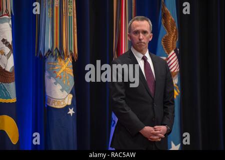 Verteidigungsminister Asche Carter erkennt der Staatssekretär der Verteidigung, Intelligenz, Marcel Lettre, mit dem Verteidigungsministerium Medaille für Distinguished Public Service Award im Rahmen einer Feierstunde in der Aula des Pentagon in Washington, D.C., Jan. 11, 2017. Stockfoto