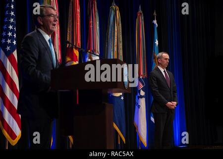 Verteidigungsminister Asche Carter erkennt der Staatssekretär der Verteidigung, Intelligenz, Marcel Lettre, mit dem Verteidigungsministerium Medaille für Distinguished Public Service Award im Rahmen einer Feierstunde in der Aula des Pentagon in Washington, D.C., Jan. 11, 2017. Stockfoto