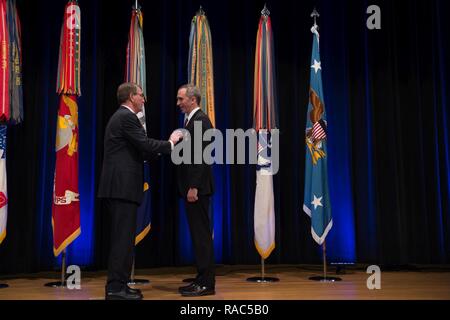 Verteidigungsminister Asche Carter erkennt der Staatssekretär der Verteidigung, Intelligenz, Marcel Lettre, mit dem Verteidigungsministerium Medaille für Distinguished Public Service Award im Rahmen einer Feierstunde in der Aula des Pentagon in Washington, D.C., Jan. 11, 2017. Stockfoto