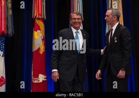 Verteidigungsminister Asche Carter erkennt der Staatssekretär der Verteidigung, Intelligenz, Marcel Lettre, mit dem Verteidigungsministerium Medaille für Distinguished Public Service Award im Rahmen einer Feierstunde in der Aula des Pentagon in Washington, D.C., Jan. 11, 2017. Stockfoto