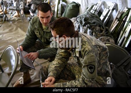 Soldaten der 742Nd der South Carolina der National Guard Support Wartung Unternehmen Teil in einem Feld übung Jan. 11, 2017, McEntire Joint National Guard, der Eastover, S.C., das Training für die nächsten neun Monate, um die Bereitstellung zu Europa zur Unterstützung der Operation Atlantic lösen. Die Anlage besteht aus ca. 140 Soldaten, deren Fähigkeiten radio Elektronik Reparatur, Wiederherstellung des Fahrzeugs und Wartung zusammen mit kleinen Waffen Waffen reparieren. Stockfoto