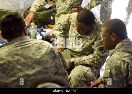 Soldaten der 742Nd der South Carolina der National Guard Support Wartung Unternehmen Teil in einem Feld übung Jan. 11, 2017, McEntire Joint National Guard, der Eastover, S.C., das Training für die nächsten neun Monate, um die Bereitstellung zu Europa zur Unterstützung der Operation Atlantic lösen. Die Anlage besteht aus ca. 140 Soldaten, deren Fähigkeiten radio Elektronik Reparatur, Wiederherstellung des Fahrzeugs und Wartung zusammen mit kleinen Waffen Waffen reparieren. Stockfoto