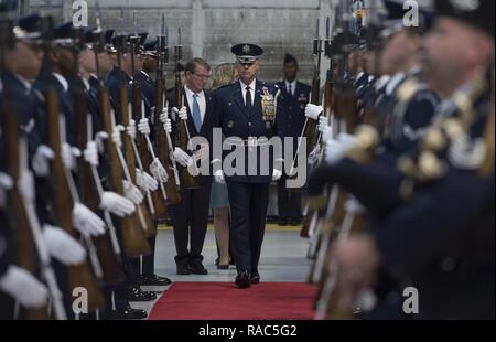 Mitglieder der US Air Force Ehrengarde willkommen Sekretär der Air Force Deborah Lee James zu ihrem Abschied Zeremonie durch einen Cordon an Joint Base Andrews, Md., Jan. 11, 2017. Die Ehrengarde spielte eine wichtige Rolle während der Zeremonie neben der US Air Force Band James' Service mit Amerikas Fliegern zu ehren. Stockfoto