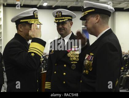 NAVAL BASE KITSAP - Bremerton, Washington (Jan. 12, 2017) - Kapitän Kevin Lenox, rechts, begrüßt Vice Adm. Mike Schuster, Kommandeur der Naval Air Forces, als Kapitän John Ring Uhren, was bedeutet, dass die Annahme der Pflichten als Kommandierender Offizier der Flugzeugträger USS Nimitz (CVN 68) bei einem Befehl Zeremonie. Ring beaufsichtigte die größte Arbeitspaket in einem geplante schrittweise Verfügbarkeit außerhalb der trockenen ausgeführt-Dock, sowie einem beschleunigten inter-Implementierung Schulung Zyklus während seiner Tour von 2014 bis 2017. Lenox Nimitz wird durch den Vorstand der Überprüfung und Besichtigung (INSURV) und Composite beaufsichtigen Stockfoto