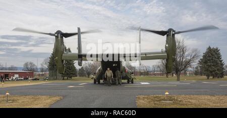 Kommandant des Marine Corps Gen. Robert B. Neller verlässt eine MV-22 Osprey in der U.S. Army War College (AWC), Carlisle, Pa., Jan. 12, 2017. Neller besucht die AWC Marine Corps Operationen mit Studenten und Mitarbeitern zu diskutieren. Stockfoto