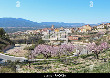 Die Stadt Tibi in den Fluss Verde Valley, durch die Sierras der Provinz Alicante, Spanien umgeben. Einige Kilometer landeinwärts von der Stadt Alicante. Stockfoto