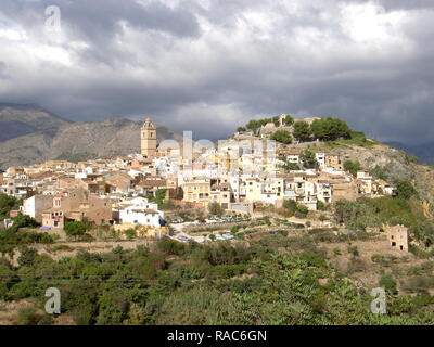 Polop ist ein altes Bergdorf im Landesinneren an der Costa Blanca, Spanien. Es liegt zwischen Benidorm an der Küste nach Guadalest in den Bergen. Stockfoto