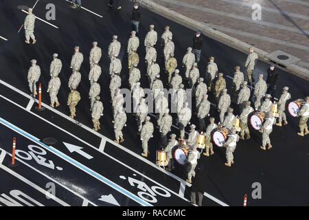 Die United States Army Band 'Pershing der Eigenen', März auf der Pennsylvania Avenue in der 58th Presidential Inaugural Parade Probe in Washington, D.C., Jan. 15, 2017. Mehr als 5000 militärische Mitglieder aus über alle Niederlassungen der Streitkräfte der Vereinigten Staaten, einschließlich der Reserve und der National Guard Komponenten, sofern zeremoniellen Unterstützung und Verteidigung Unterstützung der zivilen Behörden bei der Eröffnungs-Periode. Stockfoto