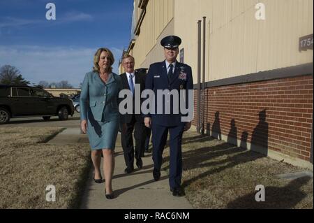 Air Force District von Washington Commander Generalmajor Darryl Burke Spaziergänge mit Sekretär der Air Force Deborah Lee James, als sie Joint Base Andrews, Md. ankommt, für eine Abschiedszeremonie in ihrer Ehre, Jan. 11, 2017. Stockfoto