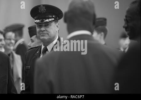 Air Force District von Washington Commander Generalmajor Darryl Burke spricht mit den Gästen in gemeinsamen Base Andrews, Md., während einer abschiedszeremonie für ausgehende Sekretär der Air Force Deborah Lee James, Jan. 11, 2017. Stockfoto