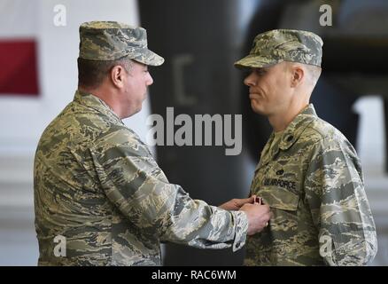 Air Commandos und Familien besuchen die 801St Special Operations Aircraft Maintenance Squadron Ändern des Befehls Zeremonie am Hurlburt Field, Fla., Jan. 12, 2017. Maj. Bryan Hogan das Kommando übernahm der 801St SOAMXS des scheidenden Kommandeur, Oberstleutnant Philip Broyles. Die 801St SOAMXS führt die Instandhaltung auf CV-22 Osprey tiltrotor Aircraft, um sicherzustellen, dass Sie bereit sind, global spezielle Operationen auszuführen. Stockfoto