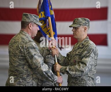 Air Commandos und Familien besuchen die 801St Special Operations Aircraft Maintenance Squadron Ändern des Befehls Zeremonie am Hurlburt Field, Fla., Jan. 12, 2017. Maj. Bryan Hogan das Kommando übernahm der 801St SOAMXS des scheidenden Kommandeur, Oberstleutnant Philip Broyles. Die 801St SOAMXS führt die Instandhaltung auf CV-22 Osprey tiltrotor Aircraft, um sicherzustellen, dass Sie bereit sind, global spezielle Operationen auszuführen. Stockfoto