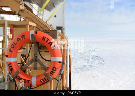 Ein Ring sitzt an der Boje bereit, wie die Crew der Coast Guard Cutter Polar Star führt icebreaking Operationen vor der Küste der Antarktis, Jan. 16, 2017. Homeported in Seattle, die Polar Star ist nur schweren Eisbrecher der Küstenwache. Stockfoto