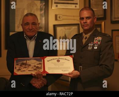 Oberst Carlos Urbina kommandierenden Offizier, Sitz Bataillon, 1st Marine Division stellt Oberstleutnant Kenneth Leitungen, einem US-Marine Veteran, ein Zertifikat über die Auszeichnung während seiner Pensionierung Zeremonie von der Abteilung des Sheriffs in San Diego, Calif., Jan. 12, 2017. Rohre zuerst im 1. Marine Division mit dem zweiten Bataillon, 7. Marine Regiment. Rohre diente 25 Jahre lang in der United States Marine Corps und 26 Jahre in der San Diego Sheriff Department Reserven, die während der Kuba-krise und Vietnam Krieg mit der 1. Marine Division enthalten. Stockfoto