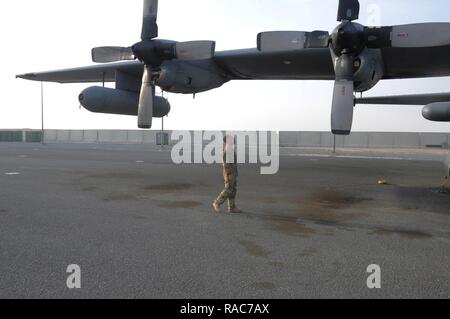 Oberstleutnant Josh Koslov, 43 Expeditionary Electronic Combat Squadron Commander, inspiziert ein EC-130 H Kompass Call 18.01.2017 an einem unbekannten Ort in Südwestasien. Koslov das Gerät arbeitet der Kompass Aufruf zur Unterstützung der Operation inhärenten Lösen, die Koalition zu militärisch Da'esh Niederlage von, mit und durch die regionalen Partner. Stockfoto