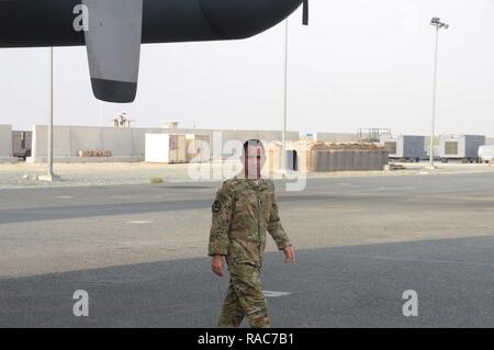 Oberstleutnant Josh Koslov, 43 Expeditionary Electronic Combat Squadron Commander, inspiziert ein EC-130 H Kompass Call 18.01.2017 an einem unbekannten Ort in Südwestasien. Koslov das Gerät arbeitet der Kompass Aufruf zur Unterstützung der Operation inhärenten Lösen, die Koalition zu militärisch Da'esh Niederlage von, mit und durch die regionalen Partner. Stockfoto