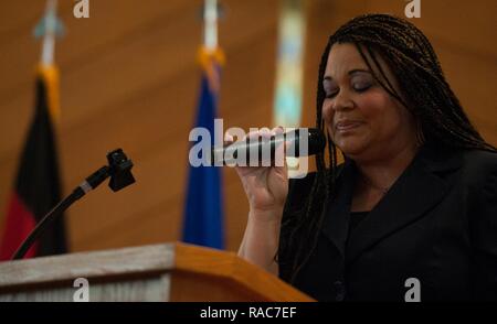 Alicia Cabrera, ein Evangelium der Pfarrei Koordinator, singt in einem solo Performance während eines Martin Luther King Jr. Gedenkfeier in Ramstein, Deutschland, Jan. 13, 2017. Dr. König wurde in der Bürgerrechtsbewegung beteiligt und war einer der Gründer der Southern Christian Leadership Conference, einer von sechs Gruppen, die den Marsch auf Washington 1963, wo er eine der kultigsten Reden im 20. Jahrhundert gab, "Ich habe einen Traum." Stockfoto