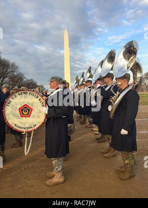 Us-Soldaten der US-Armee Band zugeordnet, stand in der Ausbildung vor der 58th Presidential Inaugural Parade Probe, Washington, D.C., Jan. 15, 2017. Mehr als 5.000 militärischen Mitgliedern aus über alle Niederlassungen der Streitkräfte der Vereinigten Staaten, einschließlich der Reserve und der National Guard Komponenten, zeremonielle Unterstützung und Verteidigung Unterstützung der zivilen Behörden bei der Eröffnungs-Periode. Stockfoto