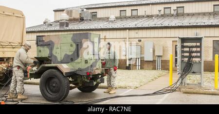 Us-Armee Sgt. Roderick Gilliam und SPC. Aaron Maue, 1035Th Wartung Unternehmen, einen Generator mit dem Festus Armory bei einem Stromausfall, so dass Koordinierung und Planung während der eissturm, der ganze Staat in Festus, Mo, 14.01.2017, fortgesetzt werden kann. Die Missouri National Guard ist aktiviert Emergency Response Agenturen zu unterstützen und bereit sind, Hilfsorganisationen in den betroffenen Missouri Bereiche mit Missionen, die gestrandeten Autofahrer Hilfe, Fluchtweg- und Zugang zu den Notunterkünften gehören zu unterstützen. Stockfoto