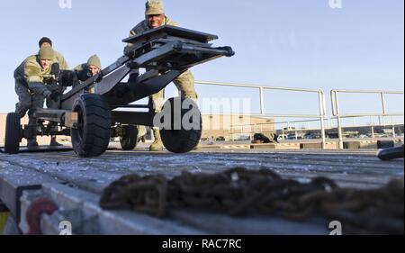 Flieger von 28 Logistik Bereitschaft Squadron und der 28 LRS Travel Management Office laden Ausrüstung auf einen Lkw Jan. 17, 2017, Ellsworth Air Force Base, S.D. die Plattformen, Generatoren, Arbeitsscheinwerfer und andere Geräte geladen wird bei Red Flag 17-1 verwendet werden - ein Air Force - große übung Prüfung Luft-zu-Luft bekämpfen. Stockfoto