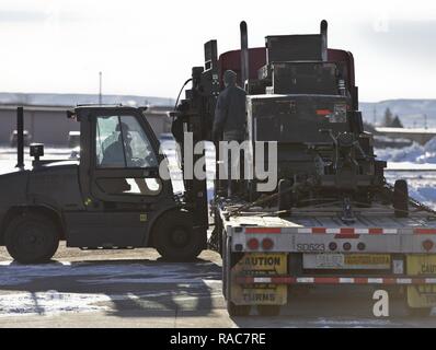 Flieger von 28 Logistik Bereitschaft Squadron und der 28 LRS Travel Management Office laden Ausrüstung auf einen Lkw Jan. 17, 2017, Ellsworth Air Force Base, S.D. In zwei Tagen, Flieger von LRS und TMO geladen ca. 321 k lbs Ausrüstung bei Red Flag verwendet werden - ein Air Force - große übung Prüfung Luft-zu-Luft bekämpfen. Stockfoto