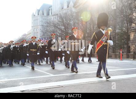 Die US-Army Band Märsche von Freedom Plaza entlang der Pennsylvania Avenue, Washington, D.C., Jan. 15, 2017. Mehr als 5.000 militärischen Mitgliedern aus über alle Niederlassungen der Streitkräfte der Vereinigten Staaten, einschließlich der Reserve und der National Guard Komponenten, sofern zeremoniellen Unterstützung und Verteidigung Unterstützung der zivilen Behörden bei der Eröffnungs-Periode. Stockfoto
