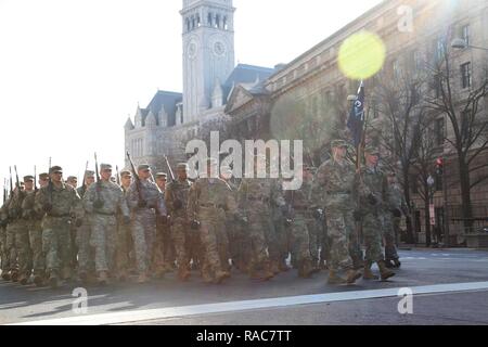 Us-Soldaten zu verschiedenen Einheiten zugeordnet. März von Freedom Plaza entlang der Pennsylvania Avenue, Washington, D.C., Jan. 15, 2017. Mehr als 5.000 militärischen Mitgliedern aus über alle Niederlassungen der Streitkräfte der Vereinigten Staaten, einschließlich der Reserve und der National Guard Komponenten, sofern zeremoniellen Unterstützung und Verteidigung Unterstützung der zivilen Behörden bei der Eröffnungs-Periode. Stockfoto