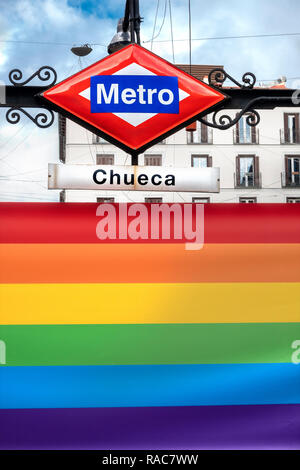 Madrid Chueca Metro Station an der Plaza de Chueca Madrid, Spanien mit einem Regenbogen Flagge im Herzen von Madrids LGBT Gay Bezirk eingerichtet. Stockfoto