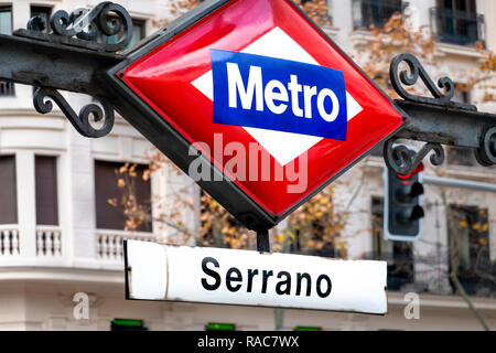 Madrid Calle de Serrano Metro Station anmelden Stockfoto