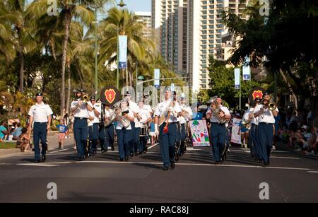 HONOLULU - Mitglieder des 25 Infanterie Division Band während des Martin Luther King Jr. Holiday Parade in Waikiki, Jan. 16, 2017 durchführen. Die Parade, die von der magischen Insel im Ala Moana Beach Park Kapiolani Park lief, umfasste eine Einheit Rallye. Die Teilnehmer an der Kundgebung nahmen in Essen und Unterhaltung am Kapiolani Park. Das Hawaii Martin Luther King Jr. Koalition jährlich koordiniert die Parade und Kundgebung. Stockfoto