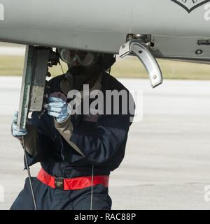 Us Air Force Senior Airman Marcus Leonard, 18 Aircraft Maintenance Squadron Crew Chief, leitet Kommunikation System überprüft, während eine Schwankung betrieb Jan. 11, 2017, bei Kadena Air Base, Japan. Die Schwankung testet die Fähigkeiten der Fighter squadrons Flugzeuge in der Luft in der schnellsten Zeit möglich zu erhalten. Stockfoto