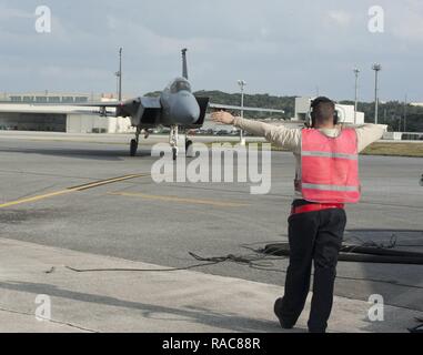 Us Air Force Senior Airman Justin Greaux, 18 Aircraft Maintenance Squadron Crew Chief, leitet eine F-15 Eagle während surge Operationen Jan. 11, 2017, bei Kadena Air Base, Japan. Während eine Schwankung, mehrere F-15s sind fortlaufend betankt, die Aufrechterhaltung eines hohen operativen Tempo. Stockfoto