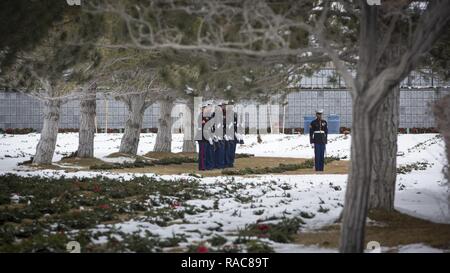 Us-Marines mit Transport Services Company (Lauf), Bekämpfung der Logistik Bataillon 23, präsentieren während einer Trauerfeier für pensionierte US Marine Corps Generalleutnant Martin L. Brandtner am nördlichen Nevada Veterans Memorial Friedhof, Fernley, Nev, 18.01.2017. Generalleutnant Brandtner ist einer von zwei Marines zwei Marine Kreuze für seine Handlungen während des Vietnam Krieges zu vergeben. Er zog sich nach 33 Jahren in der Marine Corps und ist durch seine Frau Sandra und seine vier Kinder überlebt. Stockfoto