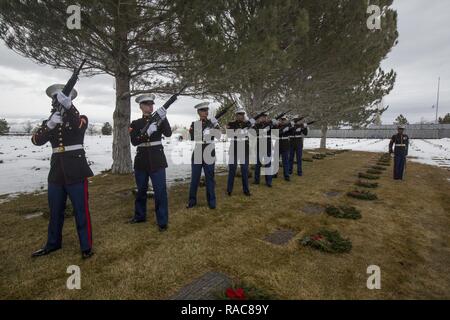 Us-Marines mit Transport Services Company (Lauf), Bekämpfung der Logistik Bataillon 23, ein Gewehr salute während einer Trauerfeier für pensionierte US Marine Corps Generalleutnant Martin L. Brandtner am nördlichen Nevada Veterans Memorial Friedhof, Fernley, Nev, 18.01.2017, machen. Generalleutnant Brandtner ist einer von zwei Marines zwei Marine Kreuze für seine Handlungen während des Vietnam Krieges zu vergeben. Er zog sich nach 33 Jahren in der Marine Corps und ist durch seine Frau Sandra und seine vier Kinder überlebt. Stockfoto