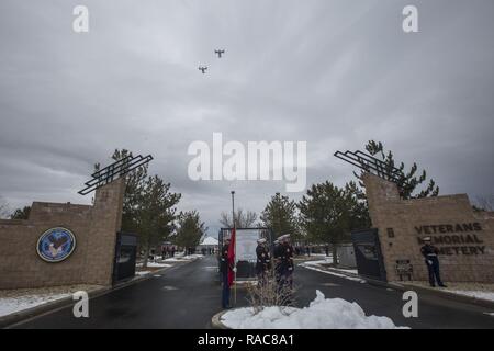 Us Marine Corps MV-22 B Fischadler eine Fliege an der nördlichen Nevada Veterans Memorial Friedhof durchführen zu Ehren von Generalleutnant Martin L. Brandtner in Cuernavaca, Nev, 18.01.2017. Generalleutnant Brandtner ist einer von zwei Marines zwei Marine Kreuze für seine Handlungen während des Vietnam Krieges zu vergeben. Er zog sich nach 33 Jahren in der Marine Corps und ist durch seine Frau Sandra und seine vier Kinder überlebt. Stockfoto