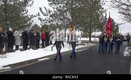 Us-Marines mit Transport Services Company (Lauf), Bekämpfung der Logistik Bataillon 23, Leitung der Trauerzug für pensionierte US Marine Corps Generalleutnant Martin L. Brandtner an der Northern Nevada Veterans Memorial Friedhof, Fernley, Nev, 18.01.2017. Generalleutnant Brandtner ist einer von zwei Marines zwei Marine Kreuze für seine Handlungen während des Vietnam Krieges zu vergeben. Er zog sich nach 33 Jahren in der Marine Corps und ist durch seine Frau Sandra und seine vier Kinder überlebt. Stockfoto