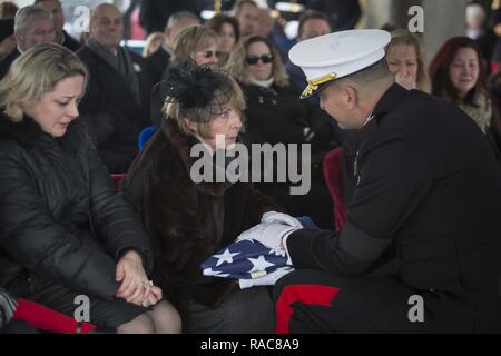 Us Marine Corps Generalmajor Daniel J. O'Donohue, Kommandierender General der 1. Marine Division, präsentiert die amerikanische Flagge zu Sandra Brandtner, Ehefrau des pensionierten US Marine Corps Generalleutnant Martin L. Brandtner am nördlichen Nevada Veterans Memorial Friedhof, Fernley, Nev, 18.01.2017. Generalleutnant Brandtner ist einer von zwei Marines zwei Marine Kreuze für seine Handlungen während des Vietnam Krieges zu vergeben. Er zog sich nach 33 Jahren in der Marine Corps und ist durch seine Frau Sandra und seine vier Kinder überlebt. Stockfoto