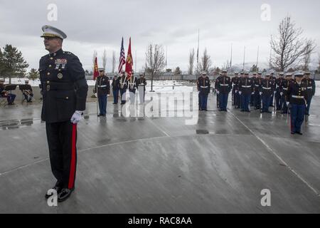 Us Marine Corps Generalmajor Daniel J. O'Donohue, Kommandierender General der 1. Marine Division, dient als Vertreter für die Befehlshaber der Marine Corps bei der Beerdigung des pensionierten US Marine Corps Generalleutnant Martin L. Brandtner, am nördlichen Nevada Veterans Memorial Friedhof, Fernley, Nev, 18.01.2017. Generalleutnant Brandtner ist einer von zwei Marines zwei Marine Kreuze für seine Handlungen während des Vietnam Krieges zu vergeben. Er zog sich nach 33 Jahren in der Marine Corps und ist durch seine Frau Sandra und seine vier Kinder überlebt. Stockfoto