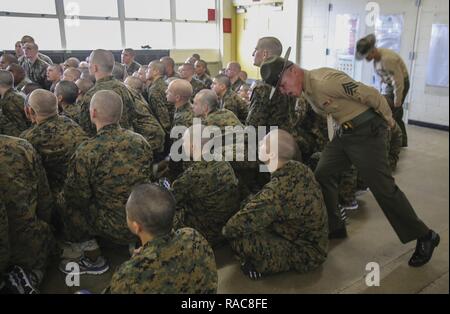 Ein drill instructor mit Alpha Company, 1 Recruit Training Bataillon, beauftragt ein rekrut Um gerade bei Abholung im Marine Corps Recruit Depot San Diego, 13 Sitzen. Während der ersten Stunden der Bohrer Ausbilder mit Ihren neuen Rekruten sind sie werden sie lehren die hauseigene Verfahren müssen Sie für den Rest des Trainings zu rekrutieren. Jährlich mehr als 17.000 Männer aus den westlichen Recruiting Region rekrutiert werden an MCRD San Diego ausgebildet. Alpha Company ist Absolvent 7. April geplant. Stockfoto