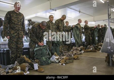 Rekruten aus Alpha Company, 1 Recruit Training Bataillon, leer Ihre Sea Bags für Ihre ursprüngliche Gang Inspektion während der Abholung im Marine Corps Recruit Depot San Diego, 13. Die neuen Rekruten durchgeführt, um die Inspektion, um zu gewährleisten, dass Sie alle erforderlichen Gang hatten und bereit waren, zu beginnen mit dem Training. Jährlich mehr als 17.000 Männer aus den westlichen Recruiting Region rekrutiert werden an MCRD San Diego ausgebildet. Alpha Company ist Absolvent 7. April geplant. Stockfoto