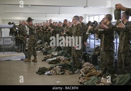 Rekruten aus Alpha Company, 1 Recruit Training Bataillon, halten ihre Kantinen bei Abholung im Marine Corps Recruit Depot San Diego, 13. Dies ist Teil der ursprünglichen Gang Inspektion Rekruten gehen müssen durch, um sicherzustellen, dass Sie über alle erforderlichen Ausstattung komplette Ausbildung rekrutieren. Jährlich mehr als 17.000 Männer aus den westlichen Recruiting Region rekrutiert werden an MCRD San Diego ausgebildet. Alpha Company ist Absolvent 7. April geplant. Stockfoto